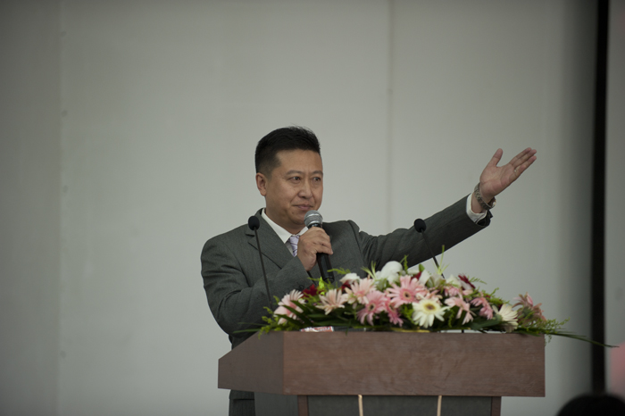 宋金珠主持大会（图为尹梦摄）