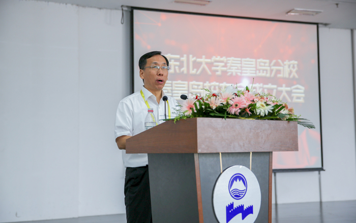 杨杰宣读学校对成立秦皇岛校友会组织机构的批复(图为刘保健摄)