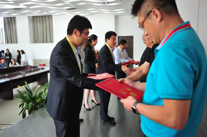 王斌、王雷震、曹洪刚为新当选理事会成员颁发聘书（图为尹梦摄）